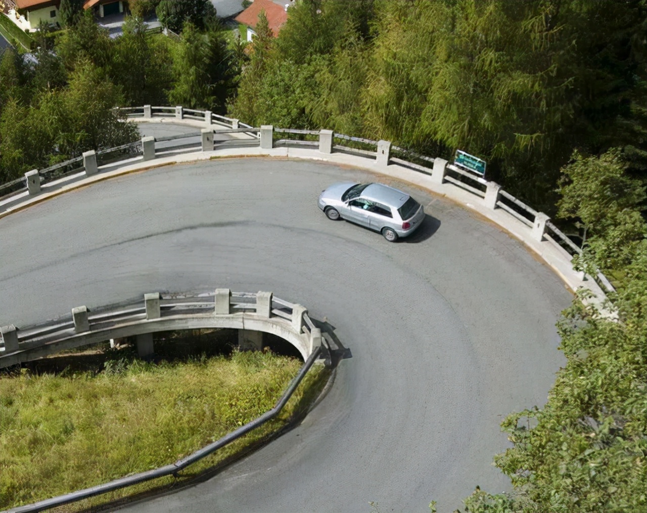 科目二起步刹车是轻踩还是踩死,科目二刹车可以踩到底吗