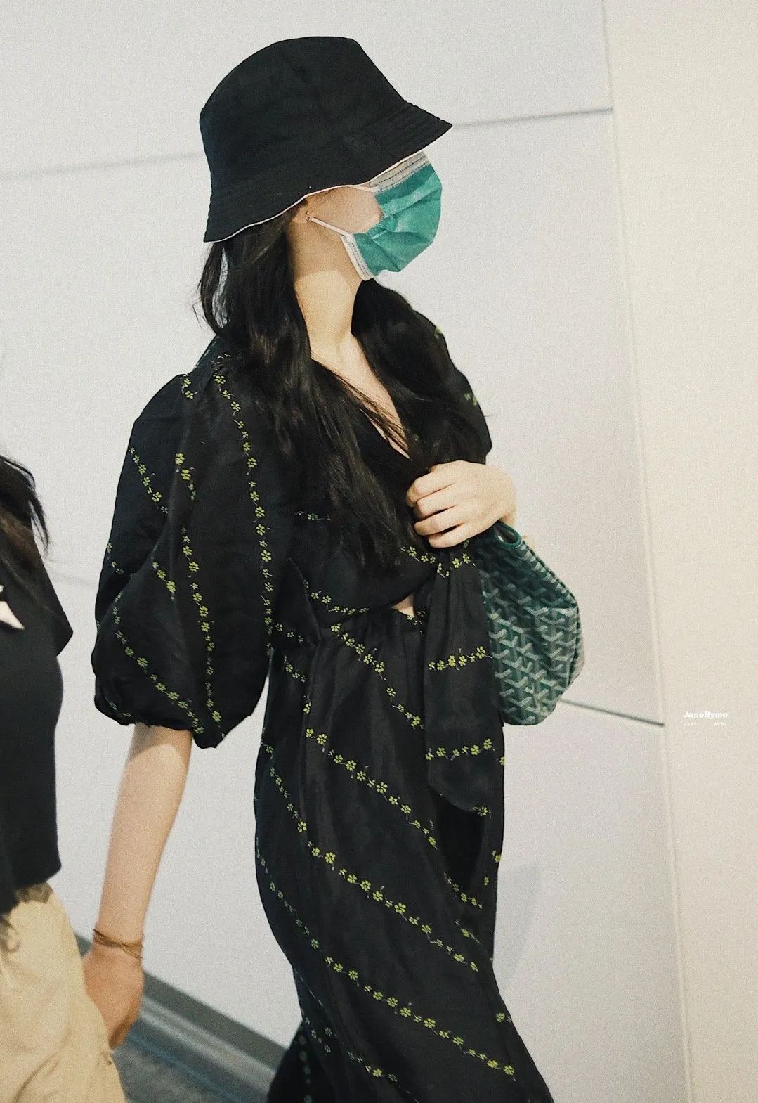 肩膀又宽又厚应该如何有效改善,肩膀又宽又厚的女生怎样穿衣搭配