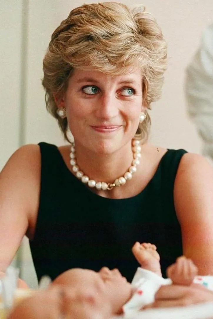 戴妃经典款戒指,戴妃蓝宝石珠宝