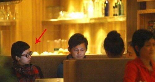 爱情与颜值无关，何炅妻子长这样！妻子颜值一般但夫妻感情非常好