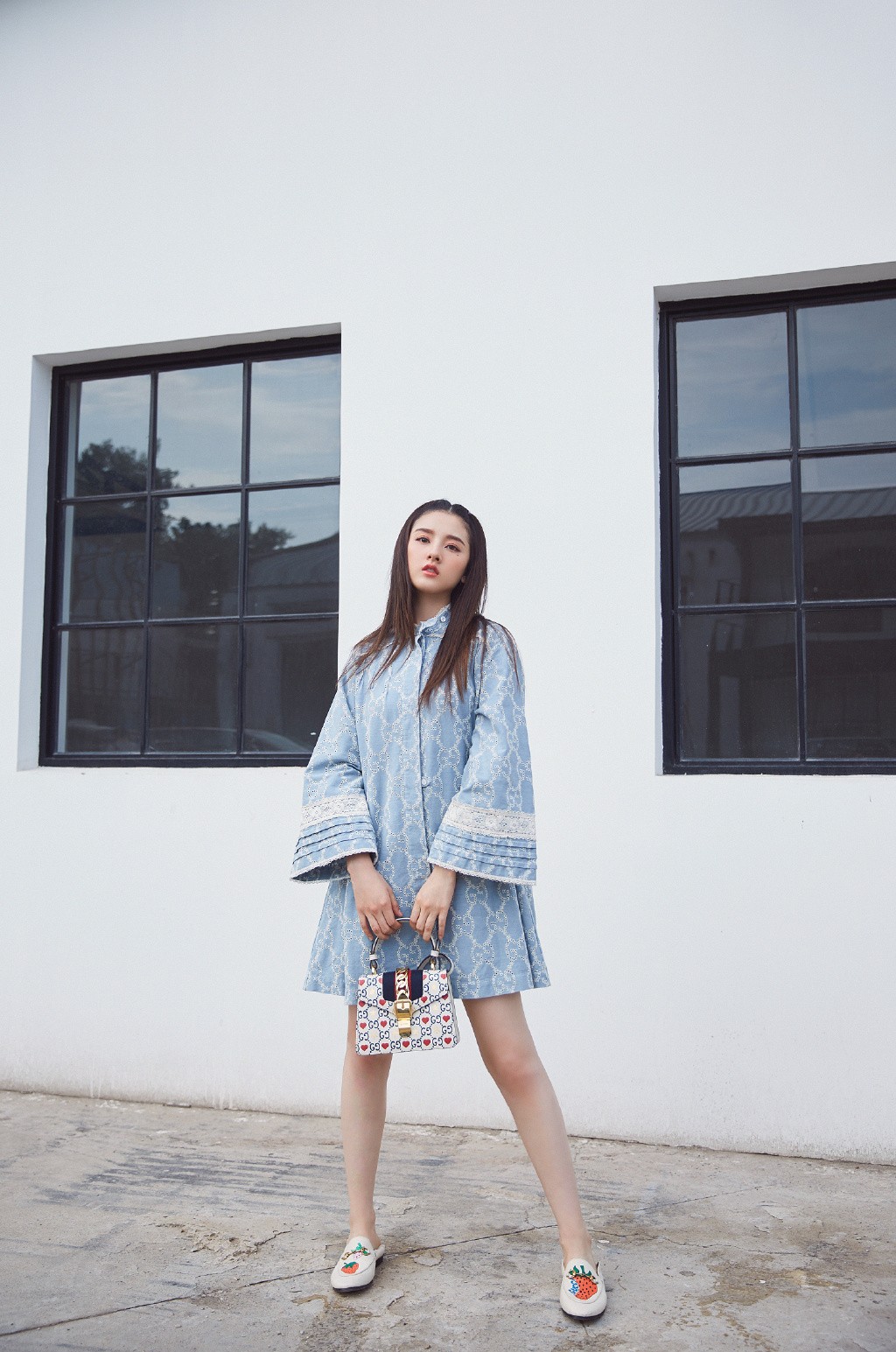 她是《九州缥缈录》的羽然，穿淡蓝色连衣裙配俩小辫，俏皮又可爱