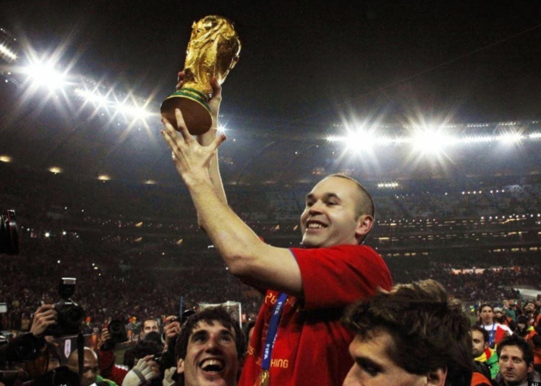 足球中场大师巴塞罗那,近几年退役的中场大师