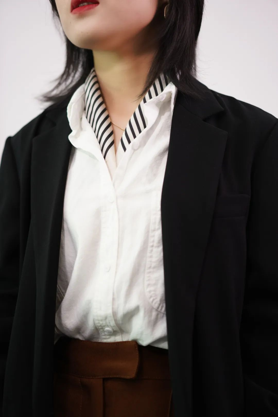 丝巾的5种时髦系法学起来,春季丝巾系法大全搭配大衣