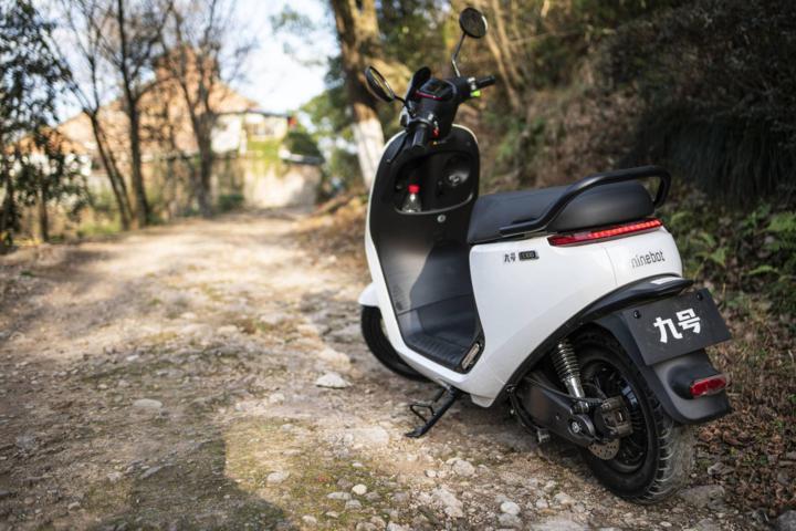 大灯炫酷有型,九号e100大灯效果