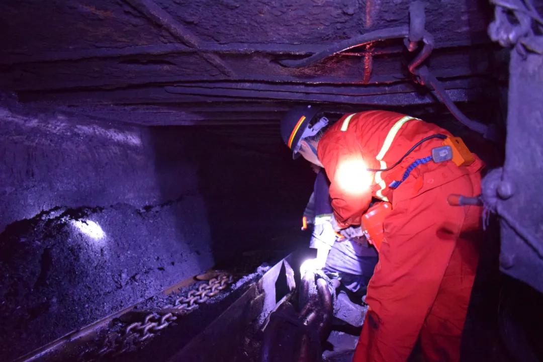 胆真大！电子手表竟带到煤矿井下执法人员：下井前不检查吗？