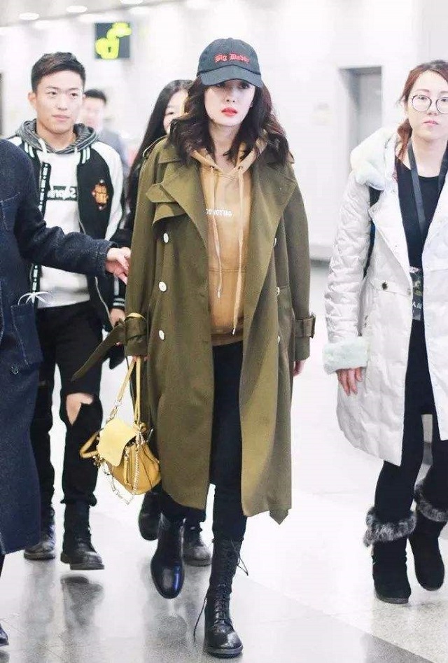 米白色外套内搭什么颜色打底衫,瓦蓝外套内搭什么色打底衫好看