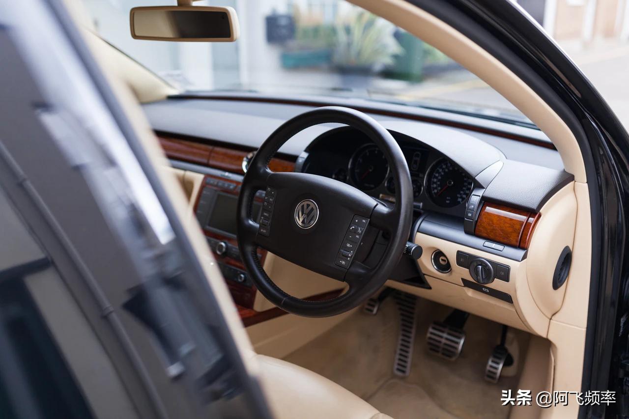 辉腾w12香港牌,辉腾w12标志