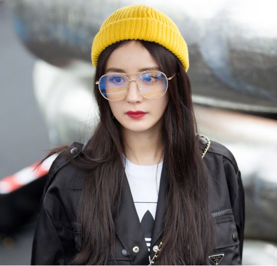 杨幂晒出美照宣传代言新品,杨幂复出水嫩亮相