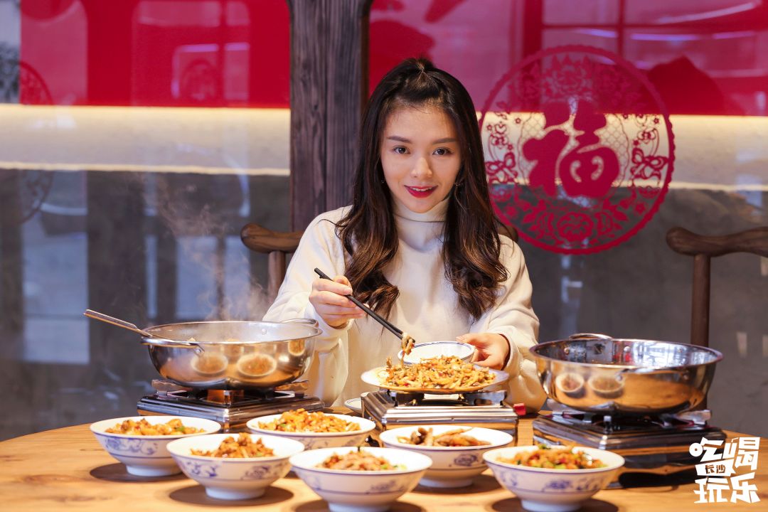 酷炫新地标!6m高巨型太空人登陆星城,开启未来进行时