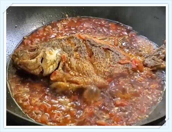 红烧鱼怎么煎不粘锅不掉皮,用不粘锅怎么煎红烧鱼好吃