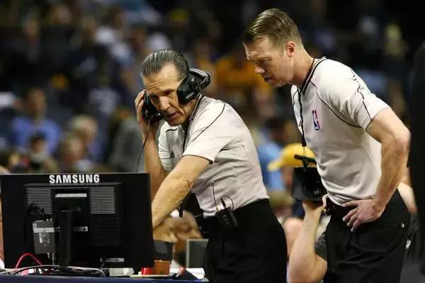 对裁判的抱怨视频,对裁判的判罚不满应该怎么办