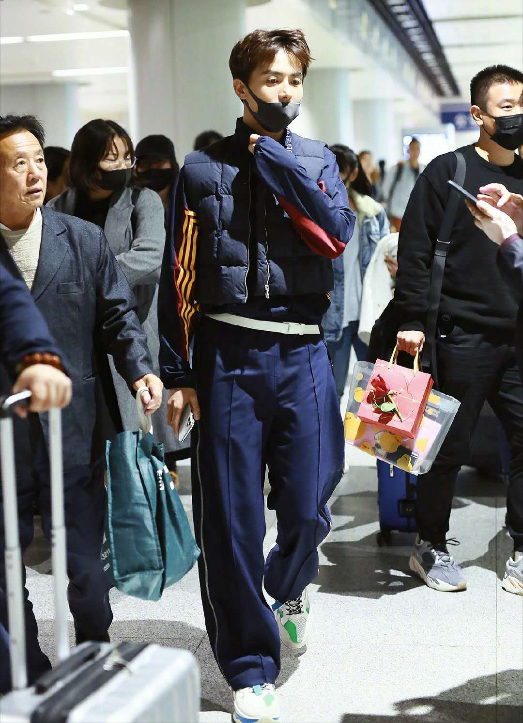 马天宇敖丙装扮太惊艳！个性穿搭也常被称赞，网友：神仙颜值