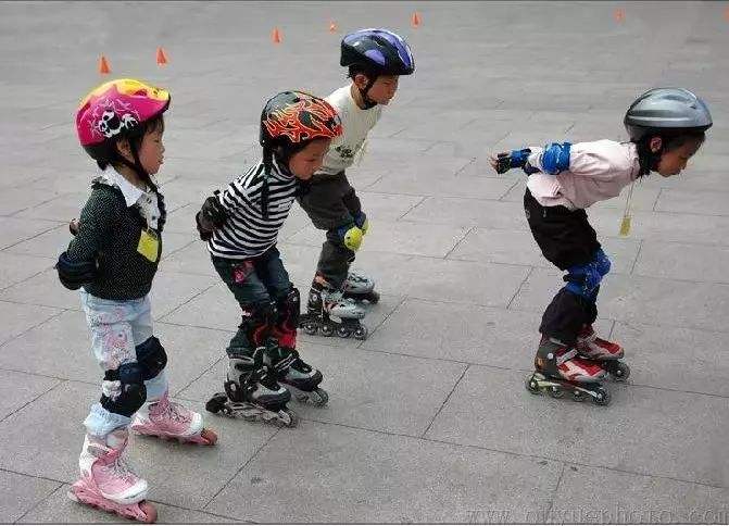 儿童过早学轮滑的危害,轮滑运动虽好但不建议儿童过早学