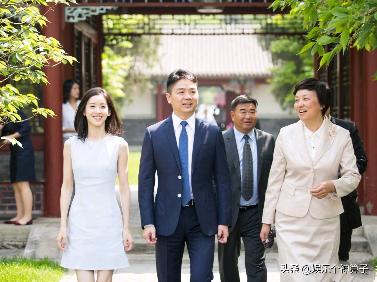 章泽天国外生活很惬意看球赛忙应酬，网友：简直就是在度假