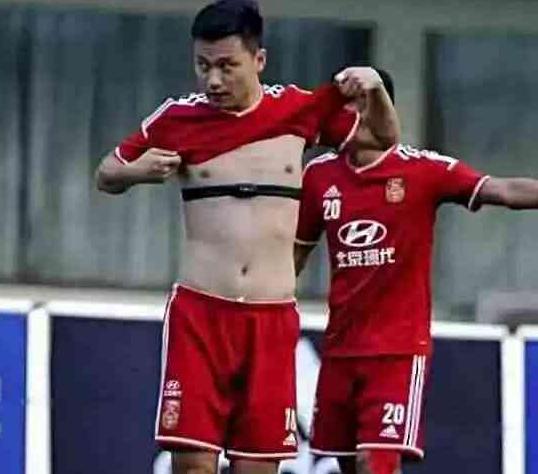 国足为何实力差？看看它们和国乒球员脱下衣服的对比，你就知道了