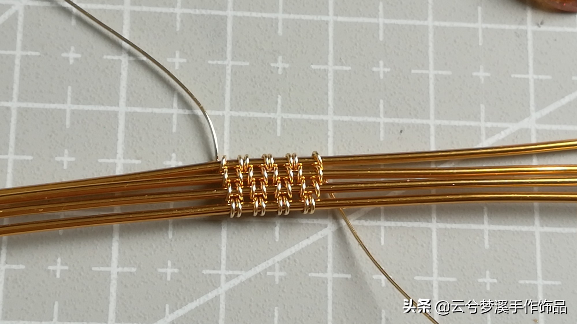 戒指最简单的绕线方法,一根扭扭棒蓝宝石戒指教程