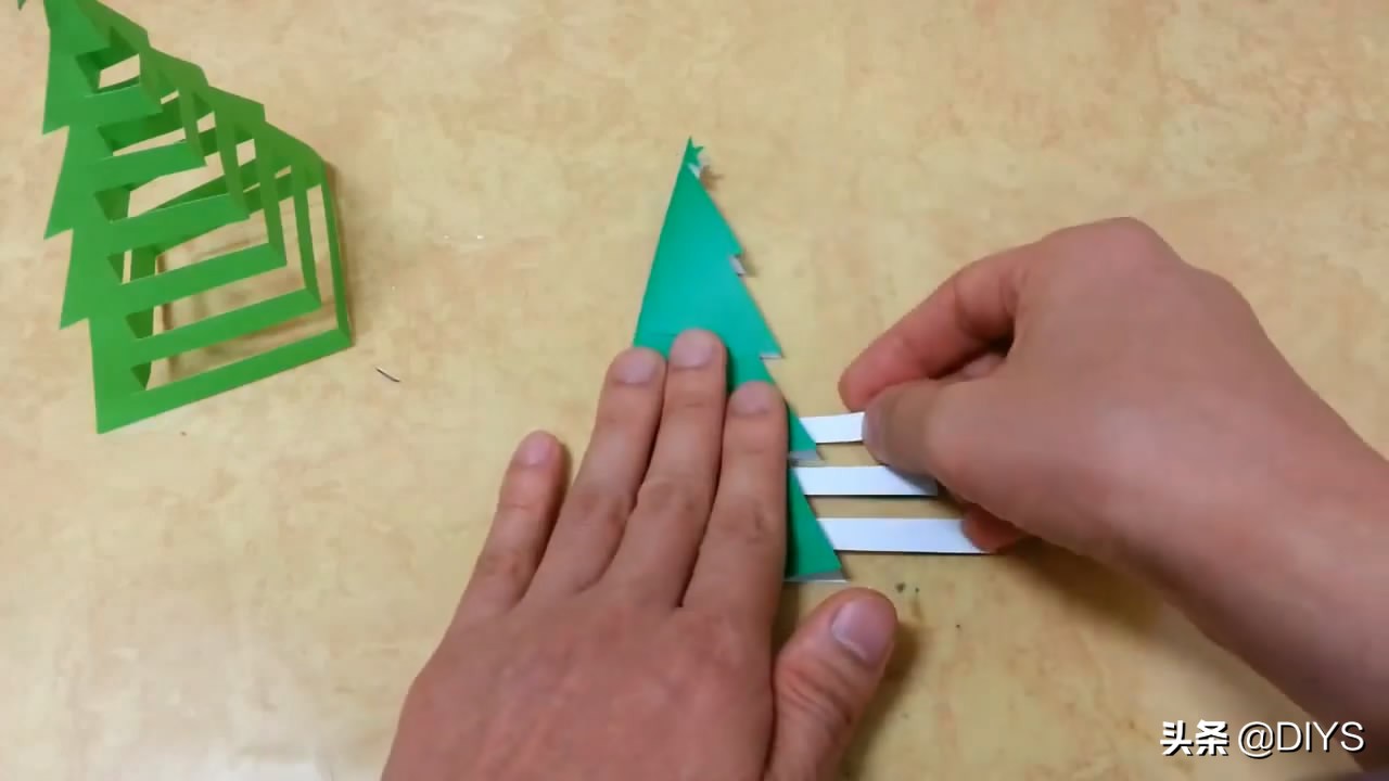 手工剪纸圣诞树需要什么材料,圣诞树剪纸手工8-10岁