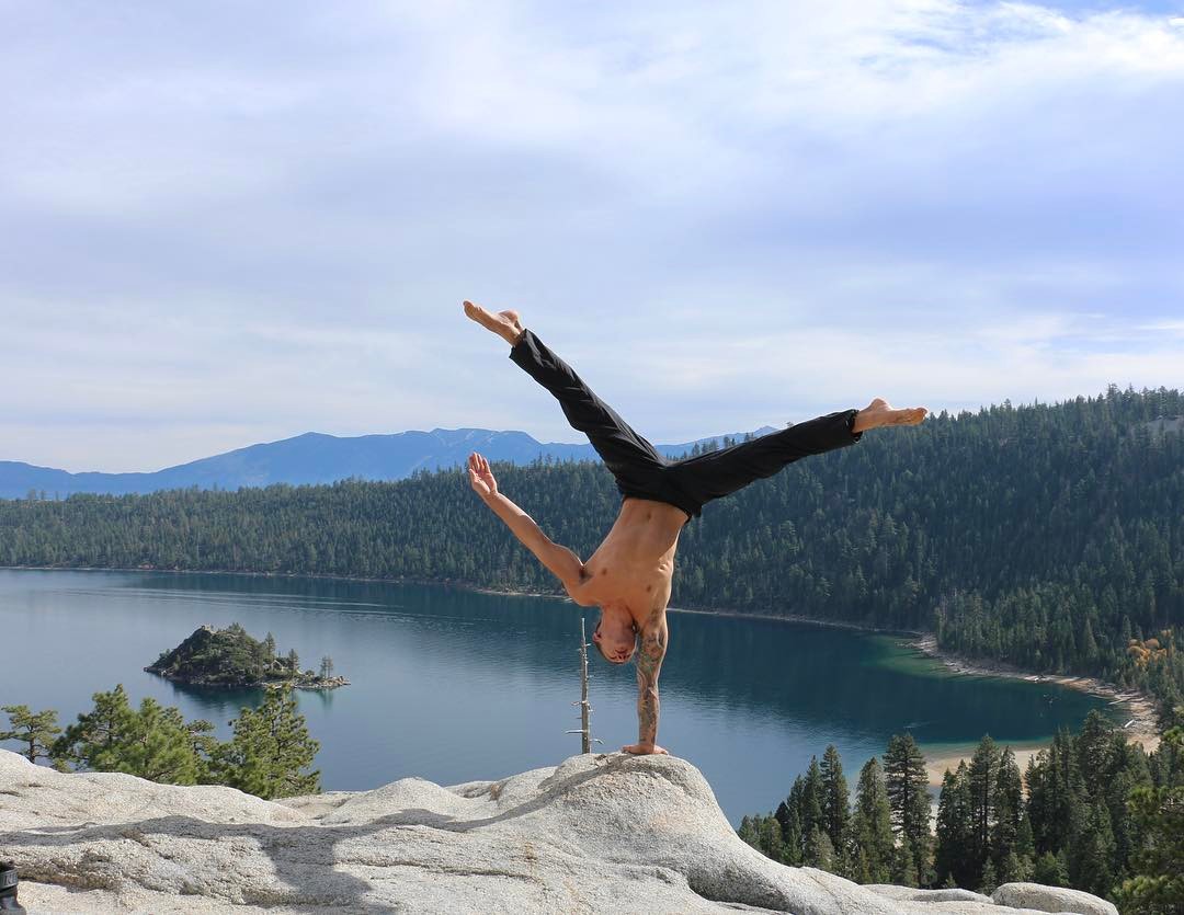 男神“衣架子”身材大揭秘，原来是每天坚持瑜伽，力量升级不得了