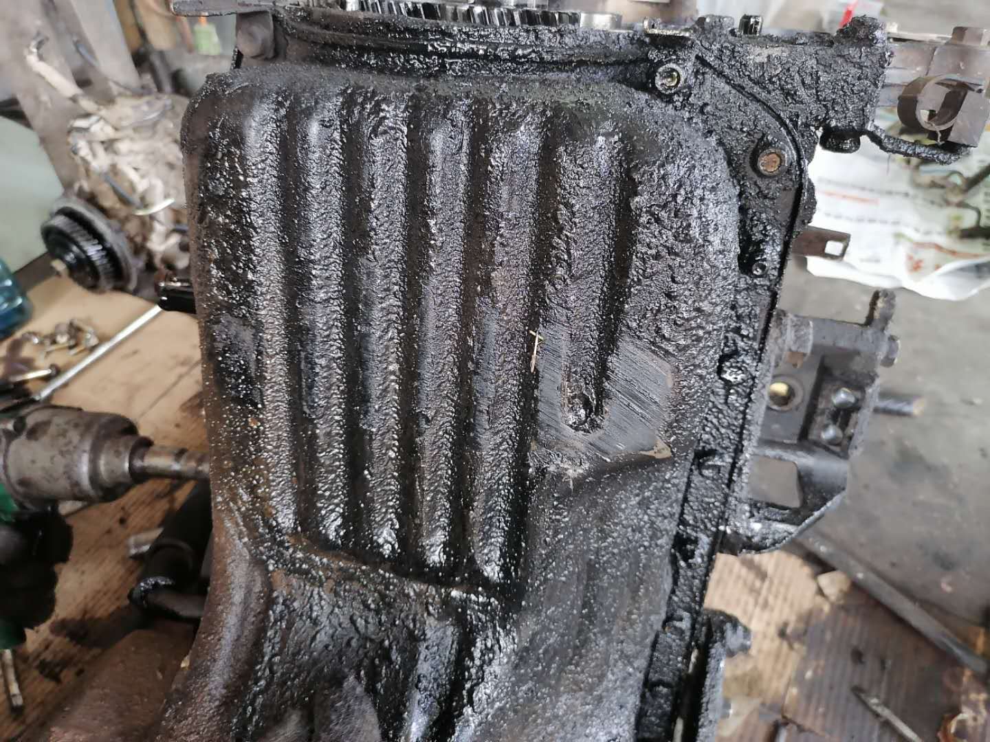 才跑4万公里货车烧机油怎么回事,发动机烧机油活塞发黑