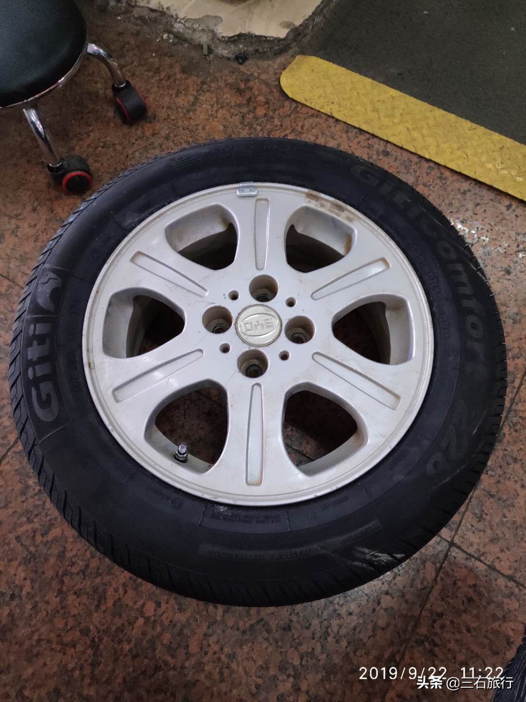 小伙为二手比亚迪买了4个轮胎开去店里免费换，被店员老哥套路了