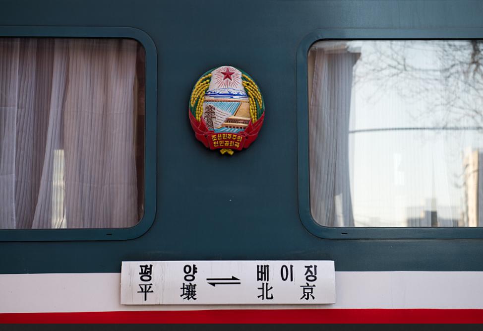 北京开往平壤的这趟列车，你见过吗？朝鲜乘务员都要专门选拔