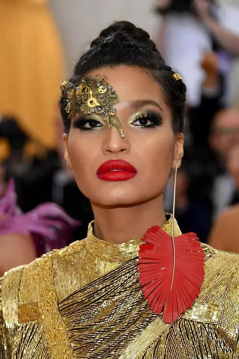 INS上爆裂，涅槃重生的跨性别者，凭借一部美剧火成2020最美面孔