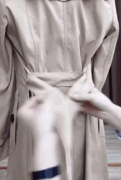 风衣怎么穿才好看简单,新式风衣穿搭技巧