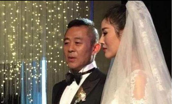 侯勇小20岁娇妻疑怀孕,结三次婚至今无子,妻子每个都年轻貌美