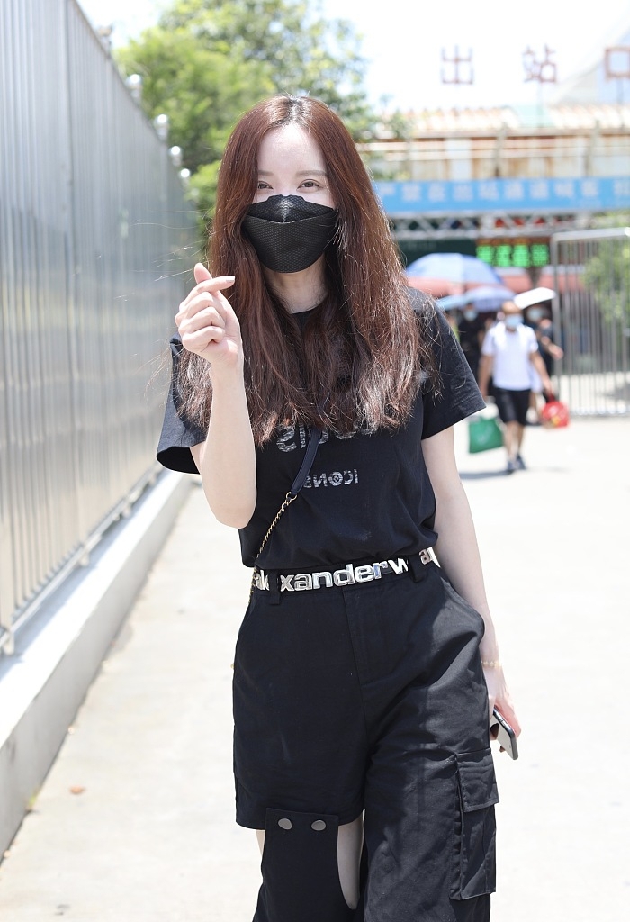 张萌也不好好穿衣，穿工装裤挖个大洞，网友：看着好少女