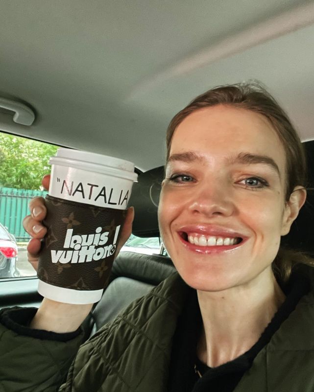 LV太子妃享专属外卖，杯套也大牌，给自家带货心情好素颜发光