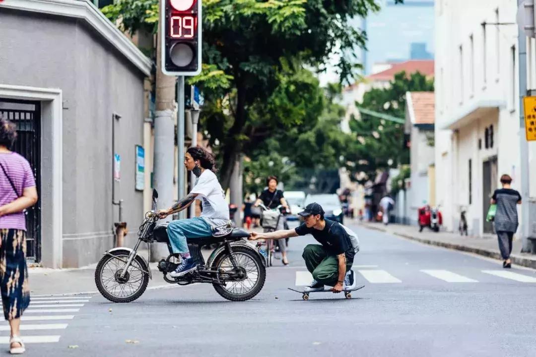 看男生第一眼会看鞋是什么心理,看男生第一眼会看衣品