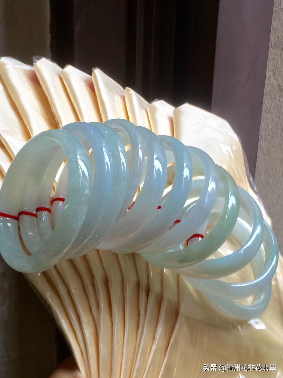 熊孩子把翡翠弄到一地,熊孩子扯翻一桌翡翠损失十几万