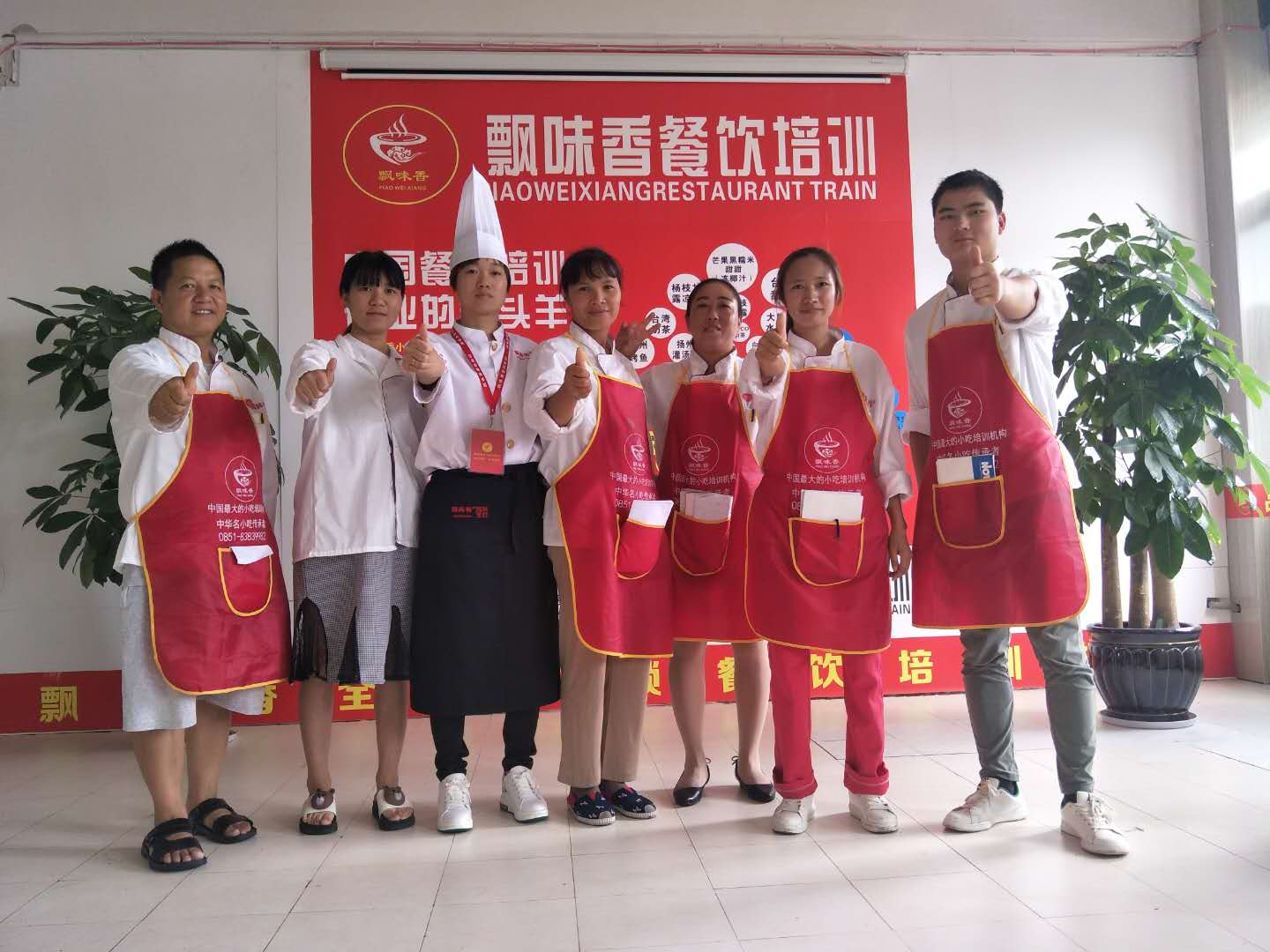 做小吃加盟好还是自己开店好,餐饮小吃创业加盟哪里学正宗