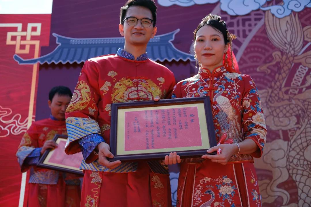 番禺｜太幸福啦！15对新人在莲花山举行集体婚礼，传统仪式有韵味