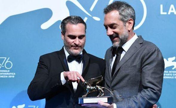 他不是演得好，他就是小丑本人