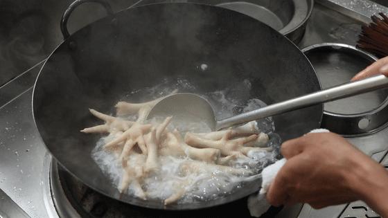 做虎皮鸡爪小火炸还是大火,虎皮鸡爪要不要焯水再炸