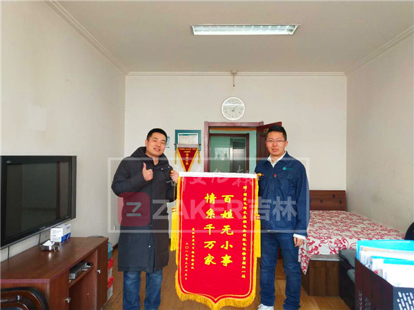 电表箱起火多人合力灭火,电表上突然着火消防人员过来灭火