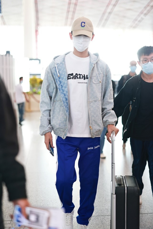 王凯穿夹克配灰毛衣,王凯机场穿牛仔外套