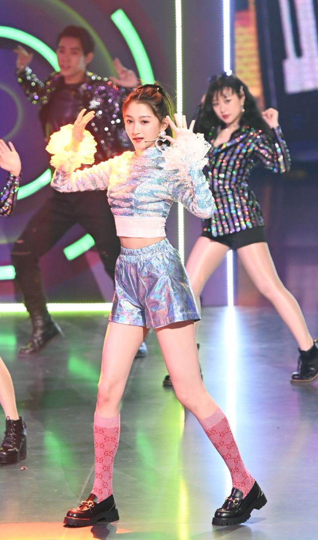 上帝是独宠关晓彤一人吧?踢球穿显胖的白袜,却让腿比小孩的腿细