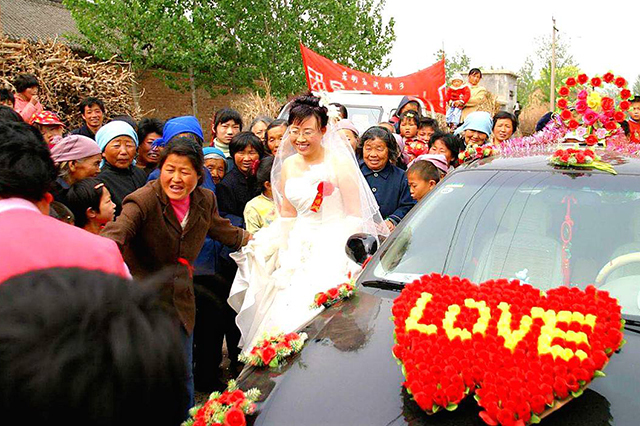 农村有条娶媳妇的“捷径”，不用天价彩礼，农村光棍却不愿尝试