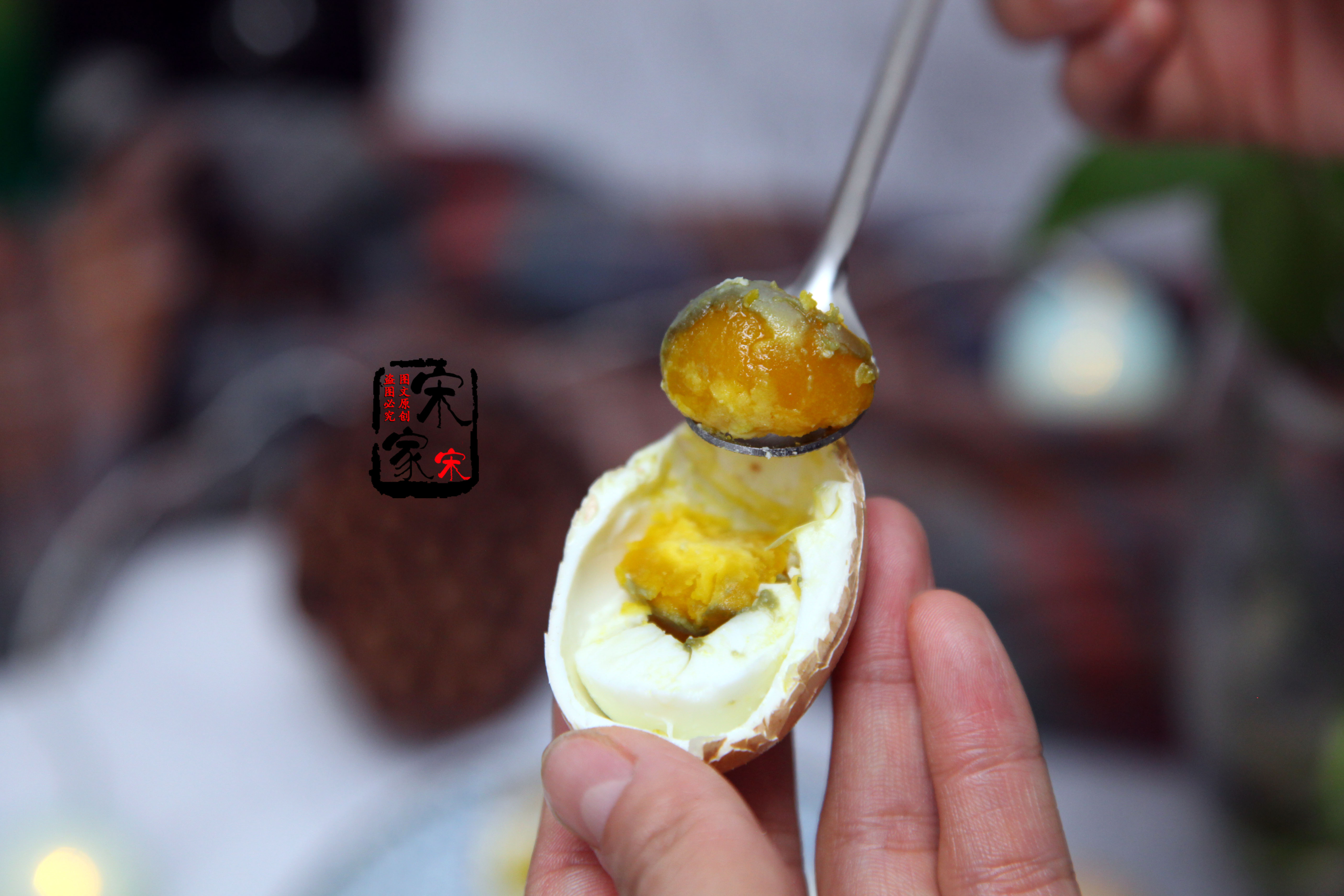 “煮料水”腌鸡蛋太咸！教你新方法，只需2步，腌出出沙流油蛋