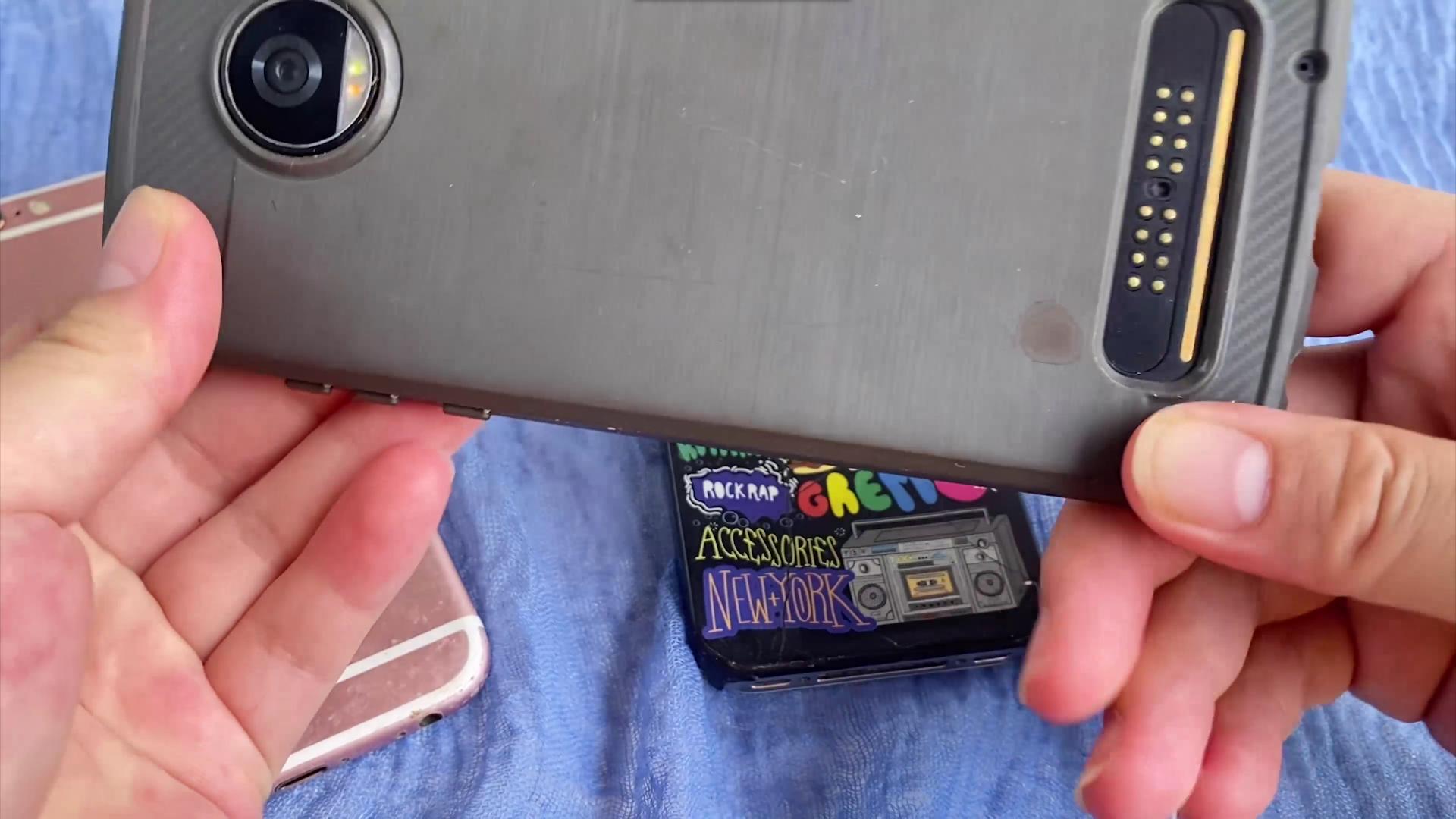 手机要不要贴膜套壳,手机壳有必要定期更换吗