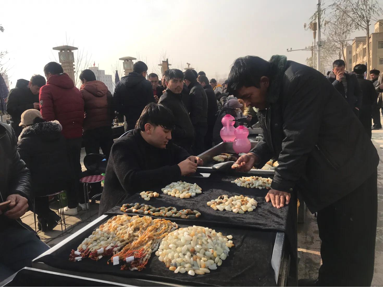 “双十二”上千主播在和田玉都彻夜直播卖美玉