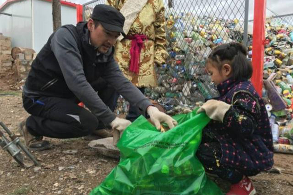 中年典范：从“全民男神”到“垃圾天使”，37年戏里戏外皆人生