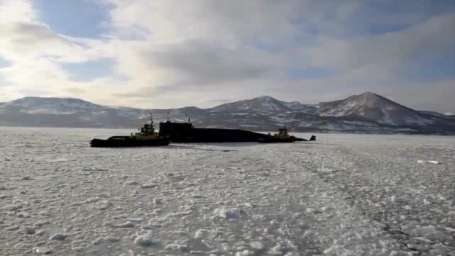 俄核潜艇冰下试射电影,俄军战略核潜艇浮出冰面