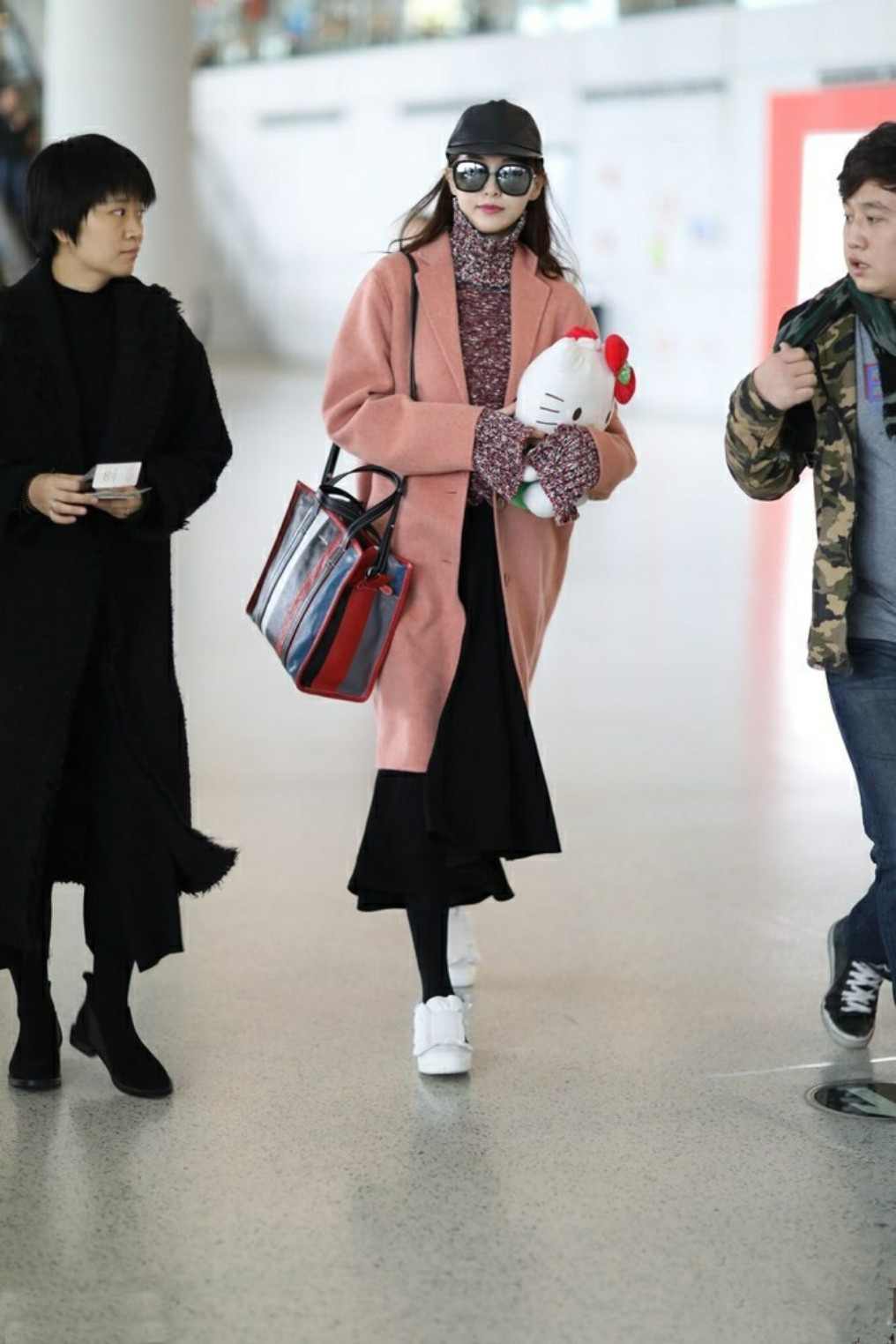 冬天大衣适合搭配什么样的包包,今年冬天穿的羊绒大衣怎么搭配