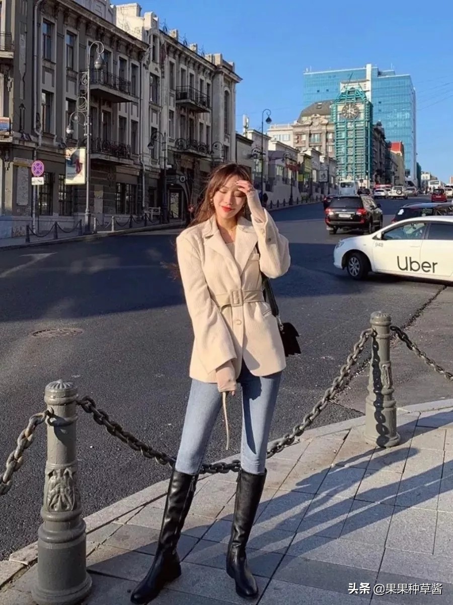 杨幂黑色字母袜王牌对王牌,杨幂格子衫高筒靴秀逆天长腿