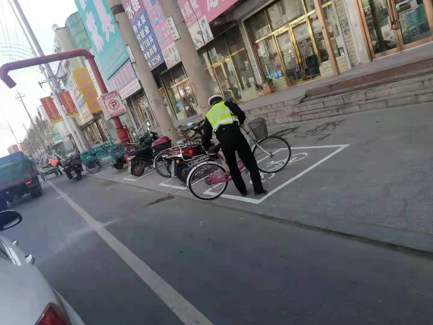 梨树交警充分发挥*党**员先锋模范作用全力做好创建省级文明城交通安全管理工作