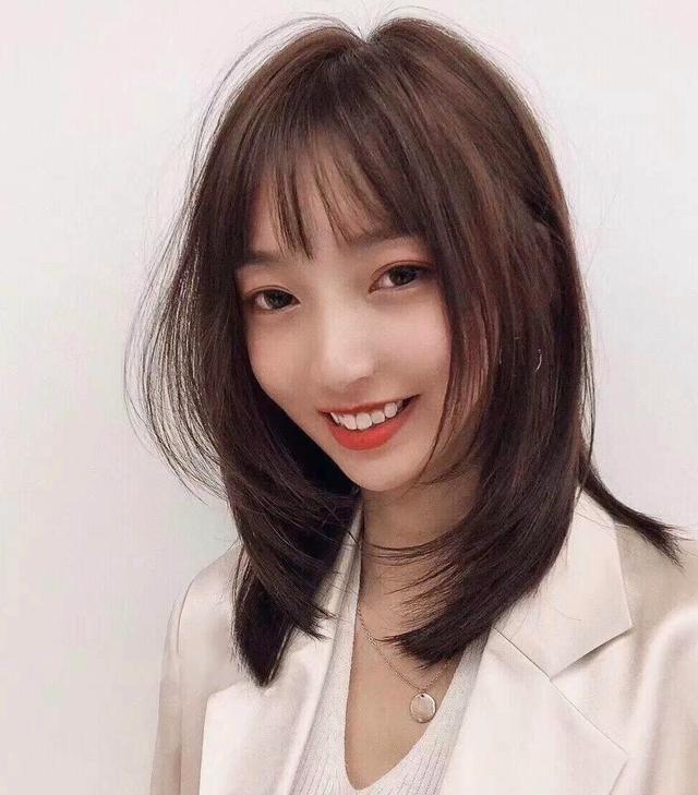 下颚宽羊毛卷中短发,下颌骨宽大刘海发型