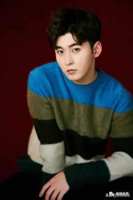 和小鲜肉牵手摸脸，又让人想到他7年前的瓜…